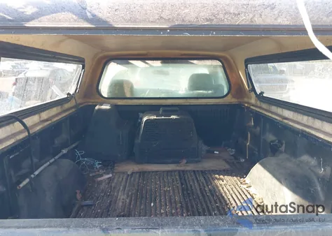 2000 Chevrolet Silverado 1500 C1500 z USA, uszkodzony, nr VIN 1GCEC14V9YE417169